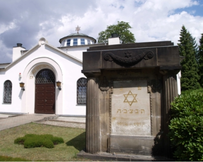 Trauerhalle und Weltkriegsdenkmal auf dem Neuen Istaelitischen Friedhof