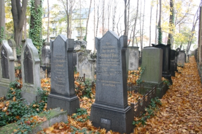 Grabsteine auf dem Alten Jüdischen Friehof im Herbst